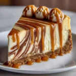 Cheesecake al caramello cremosa e deliziosa servita su un piatto elegante