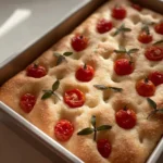 Focaccia al lievito madre morbida e profumata appena sfornata