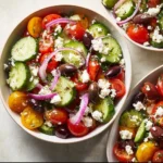 Insalata Greca con pomodori, cetrioli, feta e olive in un piatto colorato