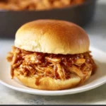 Pollo BBQ cotto nel Crockpot servito con contorni appetitosi