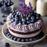 Torta al cioccolato e mirtilli decorata con frutta fresca
