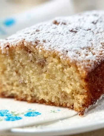 Torta alle Noci con noci fresche e glassa dorata