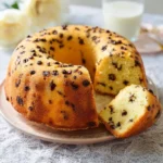 Ciambella soffice per colazione con gocce di cioccolato