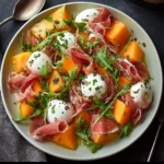 Antipasto di melone e prosciutto servito su un piatto elegante