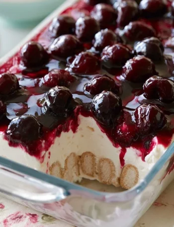 Dessert al Cucchiaio con Amarene servito in una ciotola elegante.