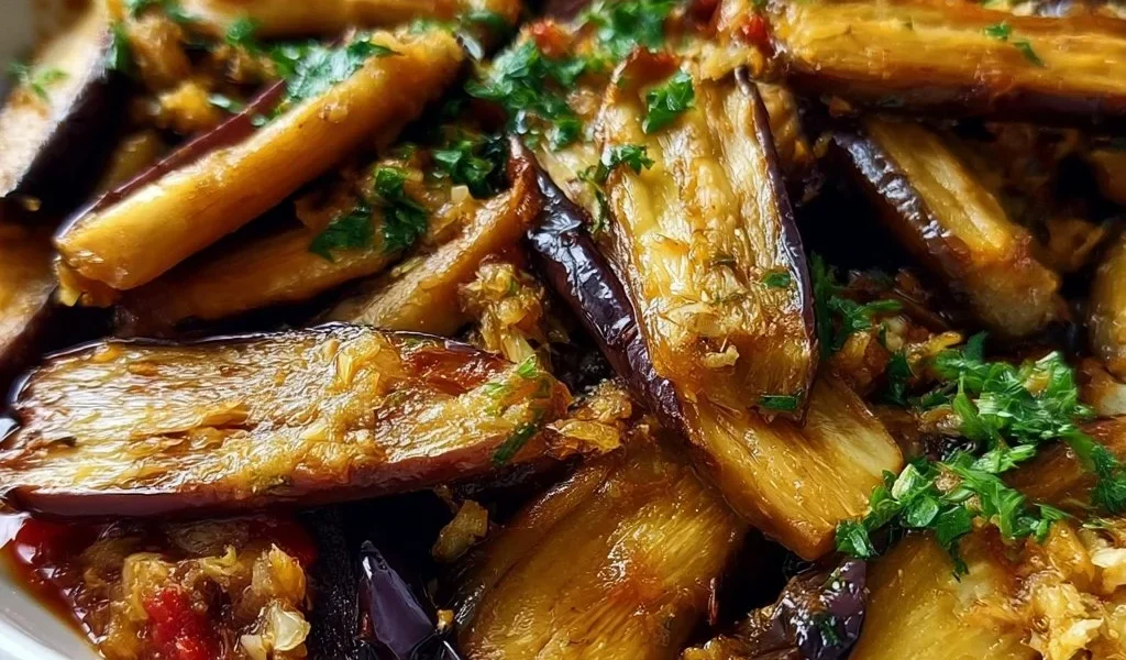 Filetti di melanzane in padella cucinati con spezie e olio d'oliva.
