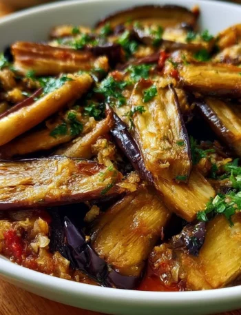 Filetti di melanzane in padella cucinati con spezie e olio d'oliva.