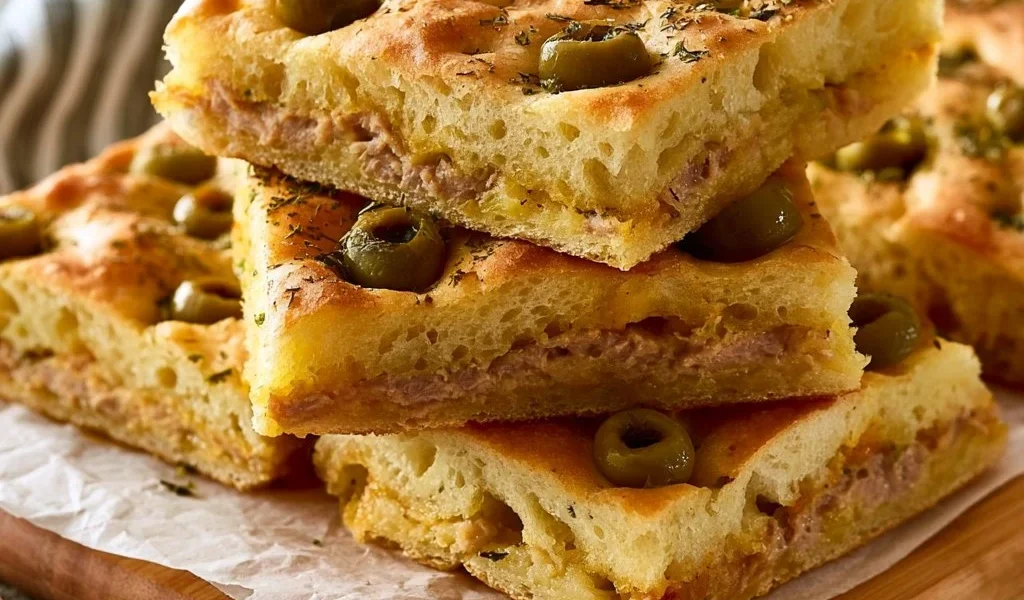 Focaccia Ripiena con Tonno, un gustoso piatto italiano ripieno di tonno