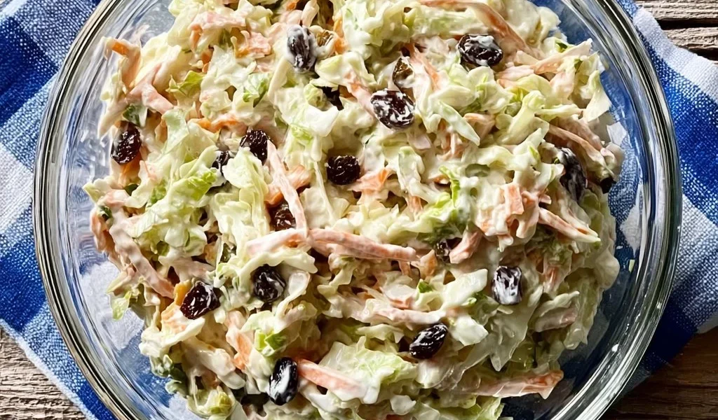 Insalata di pollo con salsa allo yogurt, un piatto fresco e saporito