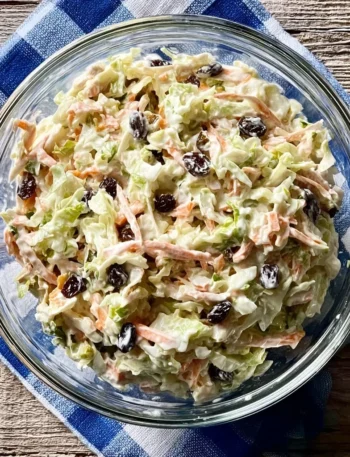 Insalata di pollo con salsa allo yogurt, un piatto fresco e saporito