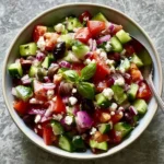 Insalata Greca con pomodori, cetrioli, olive e feta