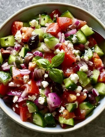 Insalata Greca con pomodori, cetrioli, olive e feta