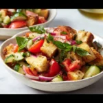 Insalata Panzanella Grigliata di Ina Garten con pomodori e pane croccante.