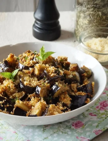 Melanzane Sabbiose cotte in padella con spezie e ingredienti freschi