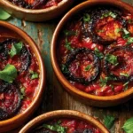 Mini parmigiane di melanzane appena sfornate con pomodoro e mozzarella
