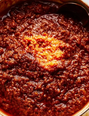 Piatto di pasta con Ragù alla Bolognese, un classico della cucina italiana.