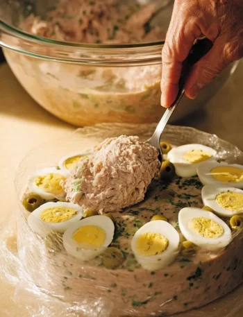 Sformato freddo di patate con tonno e maionese servito in un piatto