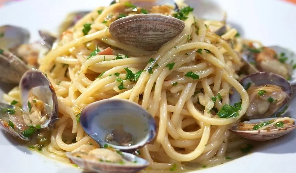 Piatto di spaghetti vongole con cozze fresche e prezzemolo