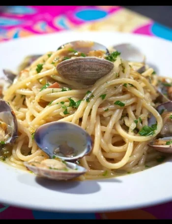 Piatto di spaghetti vongole con cozze fresche e prezzemolo