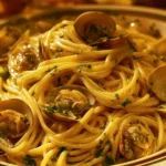 Spaghetti cremosi alle vongole veraci in un piatto elegante