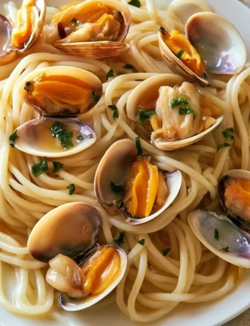 Tagliatelle con vongole, cannolicchi e fasolari in un piatto fresco di mare