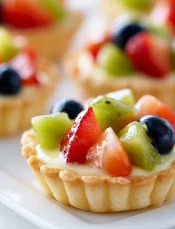 Tartellette alla frutta fresche e colorate, dolci estetici e gustosi.