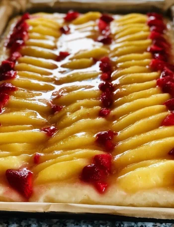 Torta di Mele e Fragole appena sfornata, dolce e invitante
