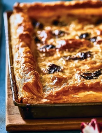 Torta salata con radicchio: ricetta gustosa e facile da preparare.