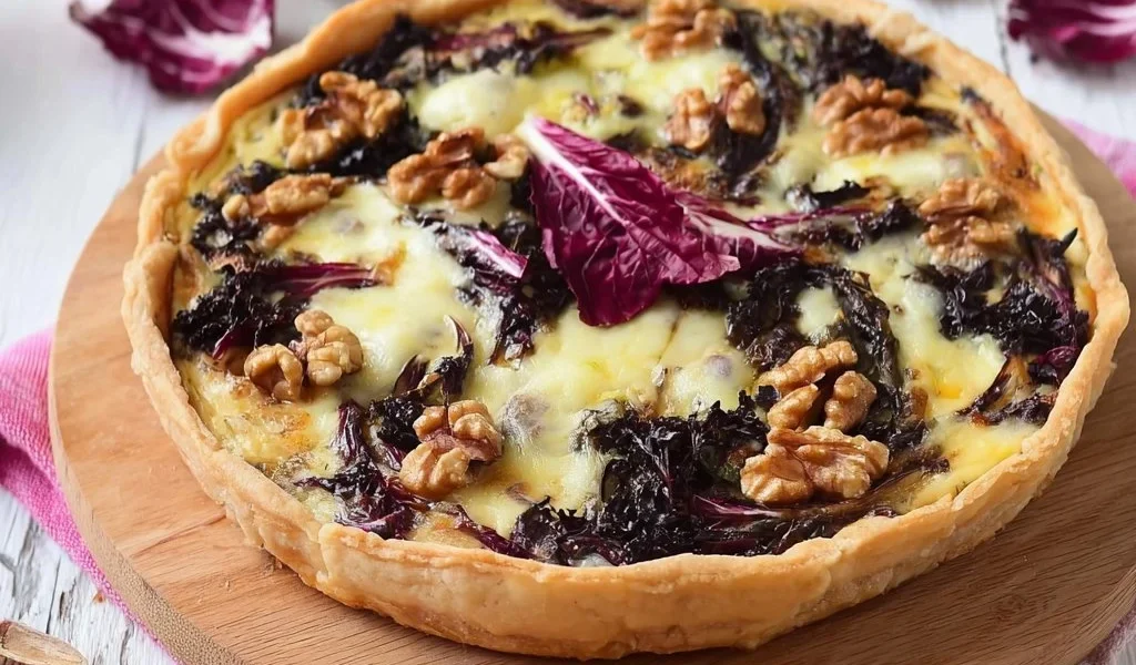 Torta salata con radicchio, noci e formaggio pronta da servire