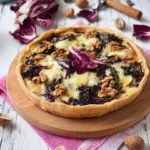 Torta salata con radicchio, noci e formaggio pronta da servire
