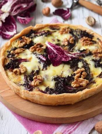 Torta salata con radicchio, noci e formaggio pronta da servire