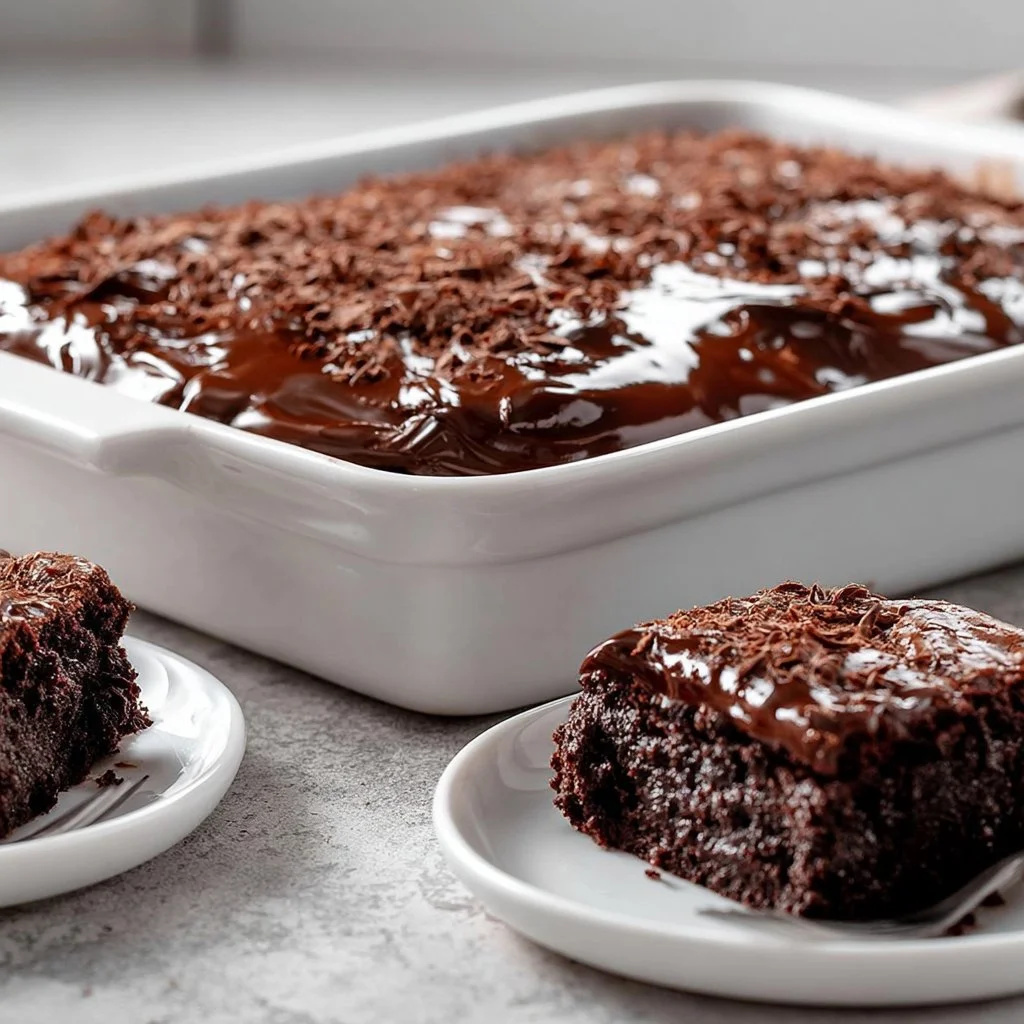 Fette di torta al cioccolato decorata con crema e cacao