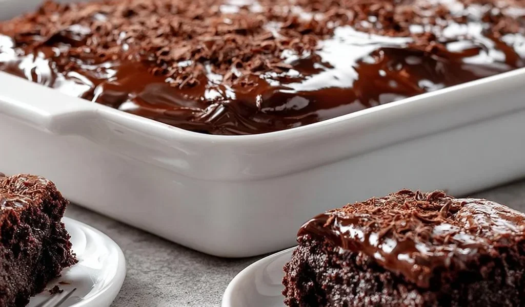 Torta al cioccolato semplice e gustosa, ideale per dessert e occasioni speciali.