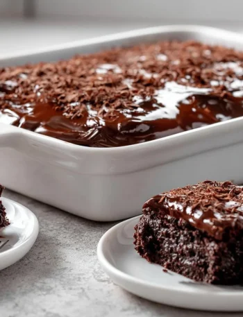Torta al cioccolato semplice e gustosa, ideale per dessert e occasioni speciali.