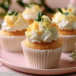 Tortini Mimosa decorati con crema e fiori eduli