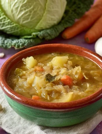 Zuppa di Verza e Patate fumante in una ciotola