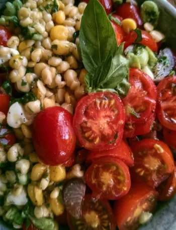 Insalate sfiziose e salutari con ingredienti freschi e nutrienti