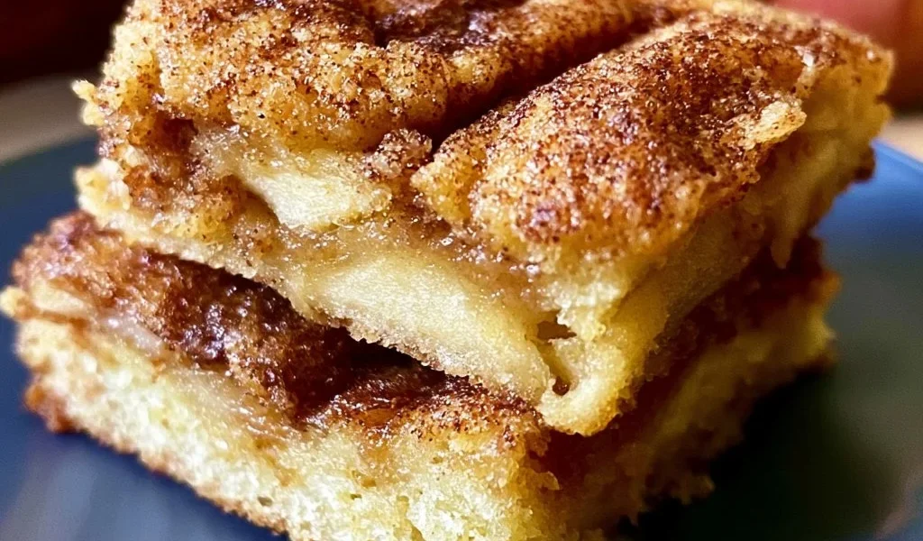 Barrette di torta di mele Snickerdoodle, un dolce morbidissimo con mele e cannella