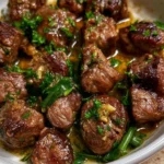 Bocconcini di Manzo al Burro all'Aglio serviti in un piatto