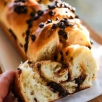 Brioche filante con gocce di cioccolato appena sfornata
