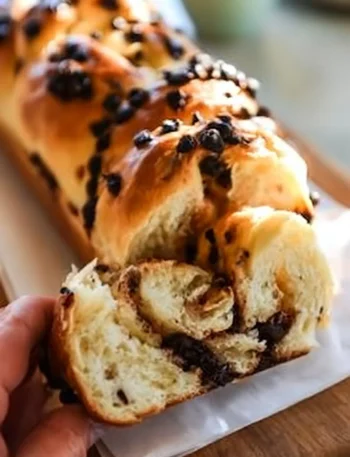 Brioche filante con gocce di cioccolato appena sfornata