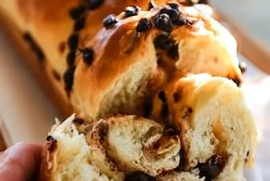 Brioche filante con gocce di cioccolato appena sfornata