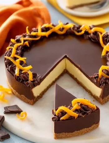 Cheesecake arancia e cioccolato decorata con fette d'arancia