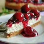 Cheesecake di ricotta e ciliegie decorato con ciliegie fresche