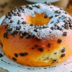 Ciambella per colazione con gocce di cioccolato servita su un piatto