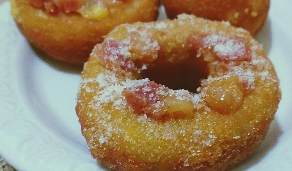 Ciambelle e bombe salate appena sfornate pronte per essere gustate.