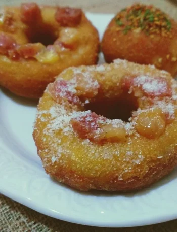 Ciambelle e bombe salate appena sfornate pronte per essere gustate.