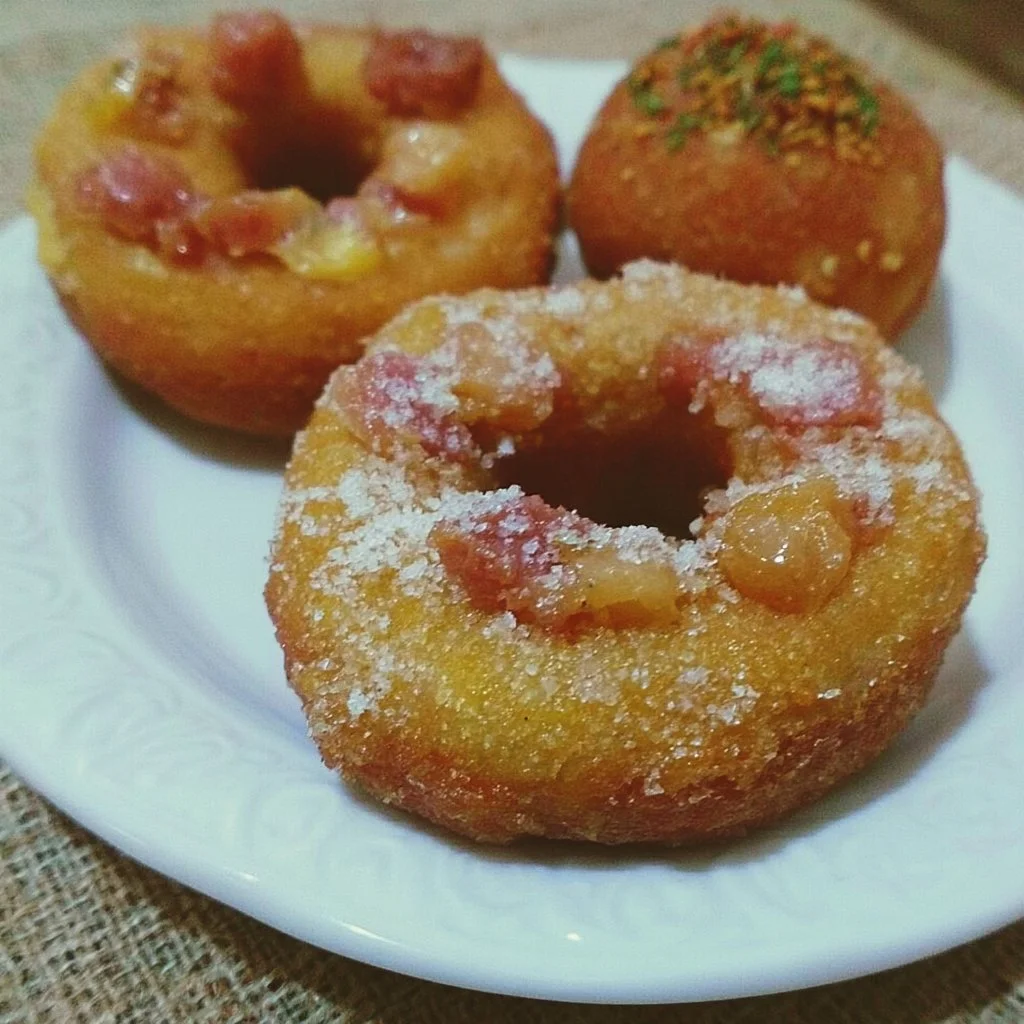 Ciambelle e bombe salate appena sfornate pronte per essere gustate.