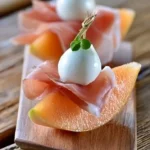 Ciarcia Prosciutto con melone e mozzarella su un piatto elegante.
