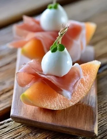 Ciarcia Prosciutto con melone e mozzarella su un piatto elegante.
